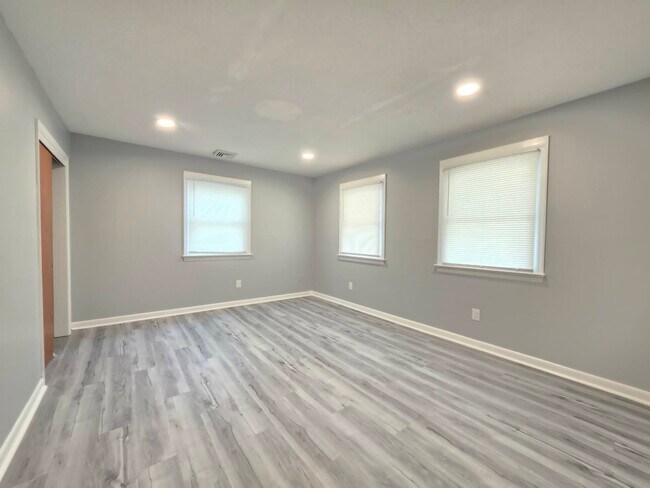 Building Photo - 8241 Robin Hood Dr