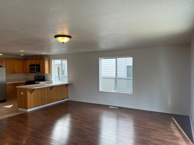 Building Photo - COMING SOON- Spacious Townhouse in Great C...