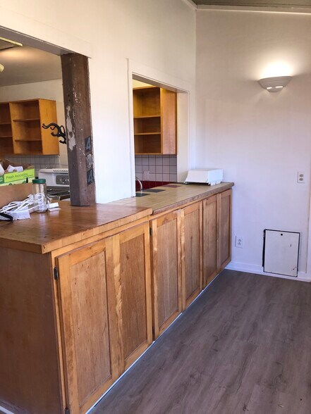 custom kitchen cabinets - 1788 Blakeslee Ave