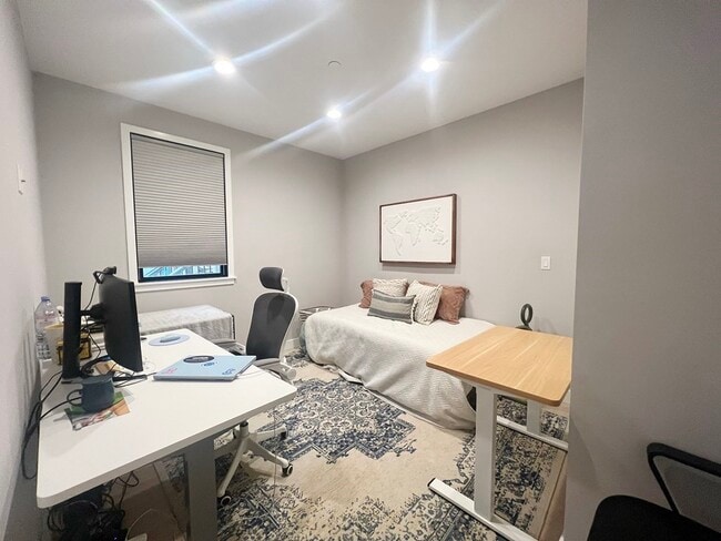 Building Photo - 360 Meridian St