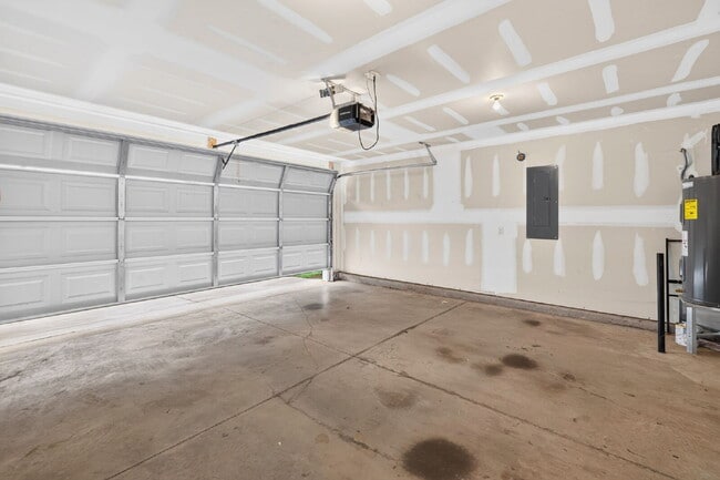 Building Photo - Experience Spacious Comfort: 3-Bedroom Home with 2.5 Baths.
