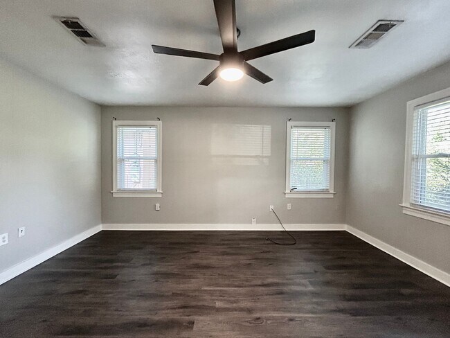 Building Photo - Charming Three Bedroom Home in a Highly Desirable Neighborhood