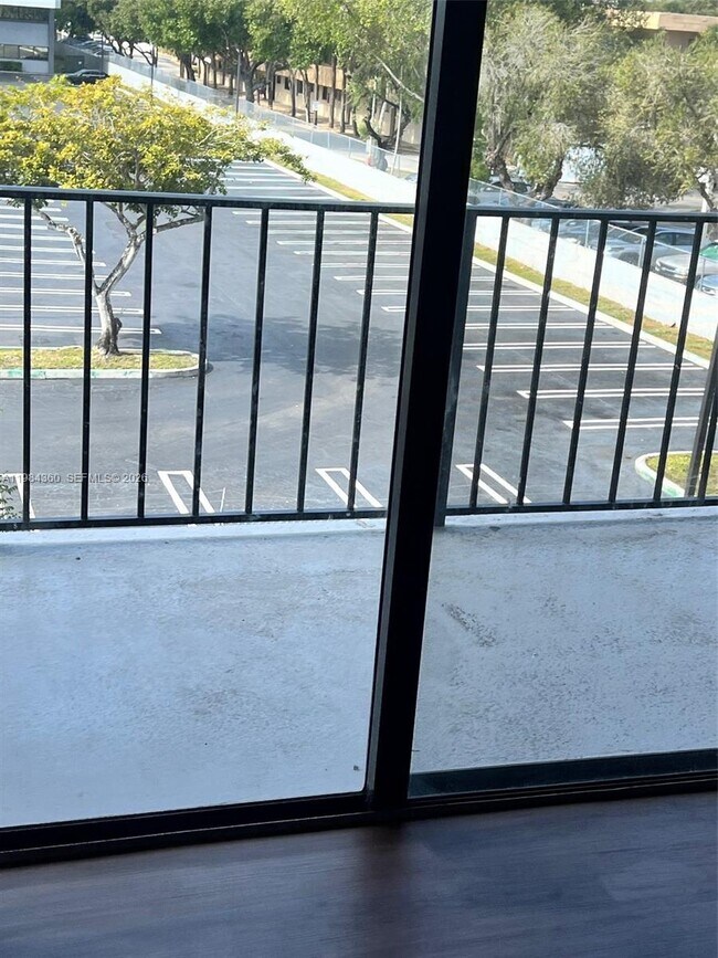 Building Photo - 10431 N Kendall Dr