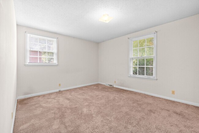 Building Photo - 3 Bedroom Home For Rent Near Downtown Clar...