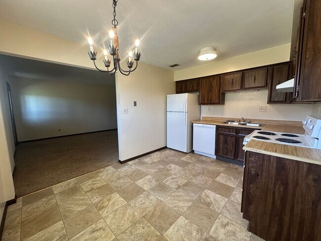 Building Photo - 2 Bedroom/1 Bath Apartment For Rent