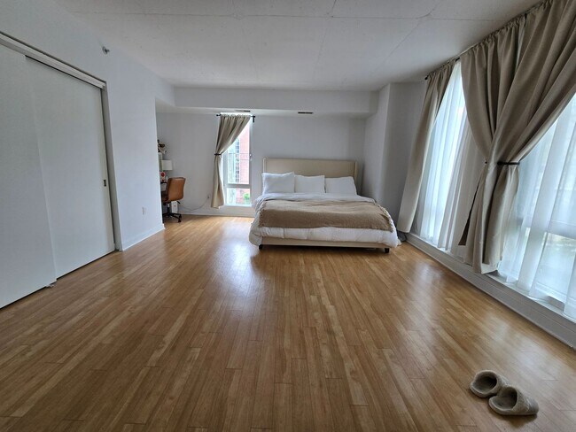Building Photo - HUGE Stunning Bright 3 bed 2.5 bath loft i...