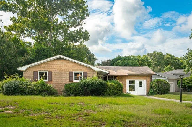 Building Photo - Spacious Single Family Home with Fenced Yard