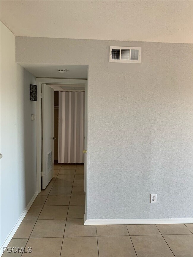 Building Photo - 2929 Winkler Ave