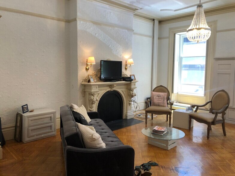 Building Photo - 137 Beacon St