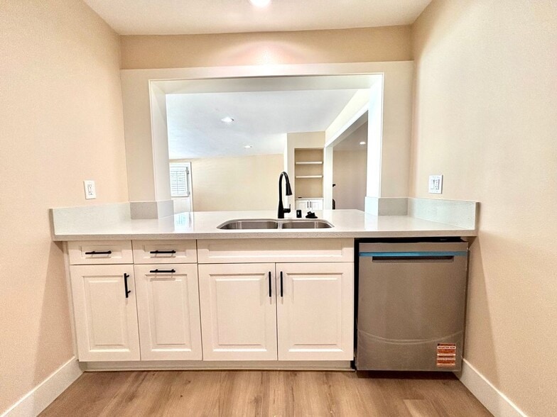 Building Photo - 2013 Victoria