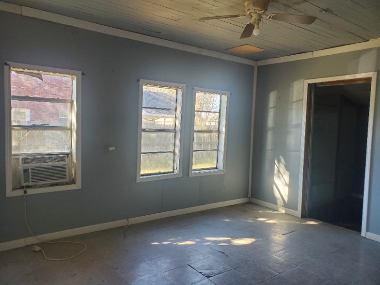 Building Photo - 614 W 4th Ave