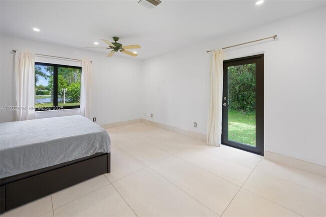 Building Photo - 1201 NE 178th St