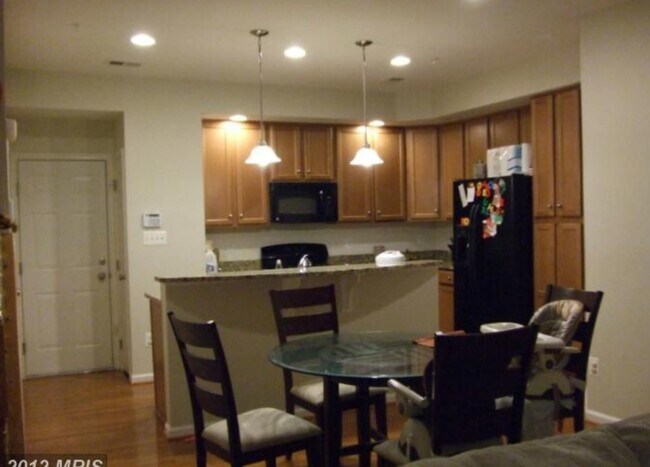 Building Photo - 2627 Eastbourne Dr