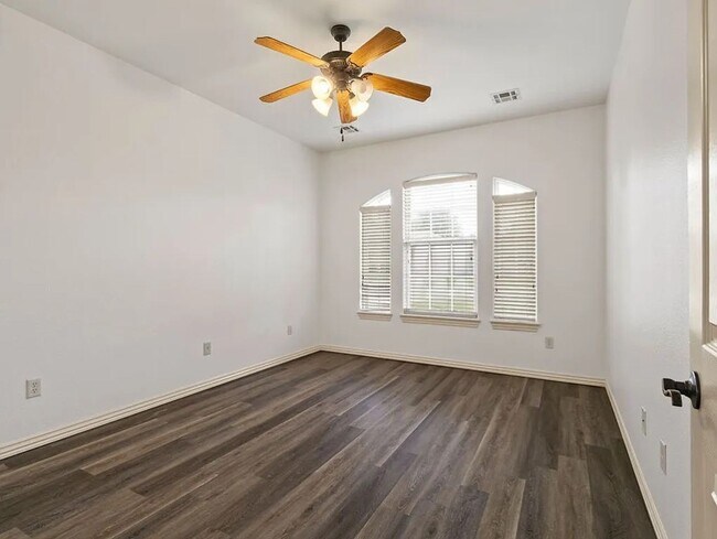 Building Photo - 1909 SW Elington St