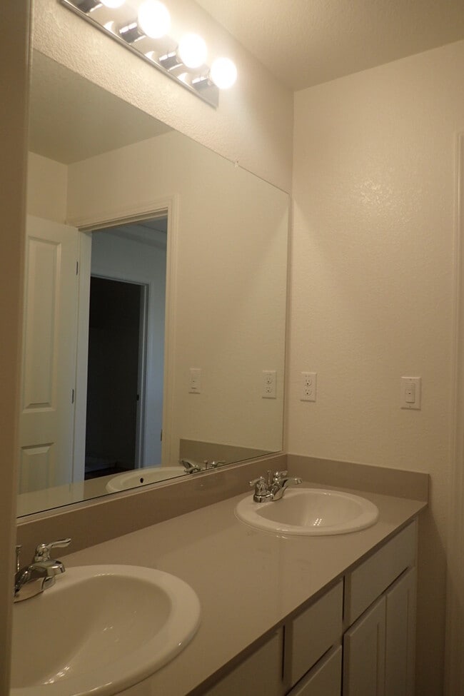 Building Photo - Gorgeous Brand New 4 bed 3 bath 2 story ho...