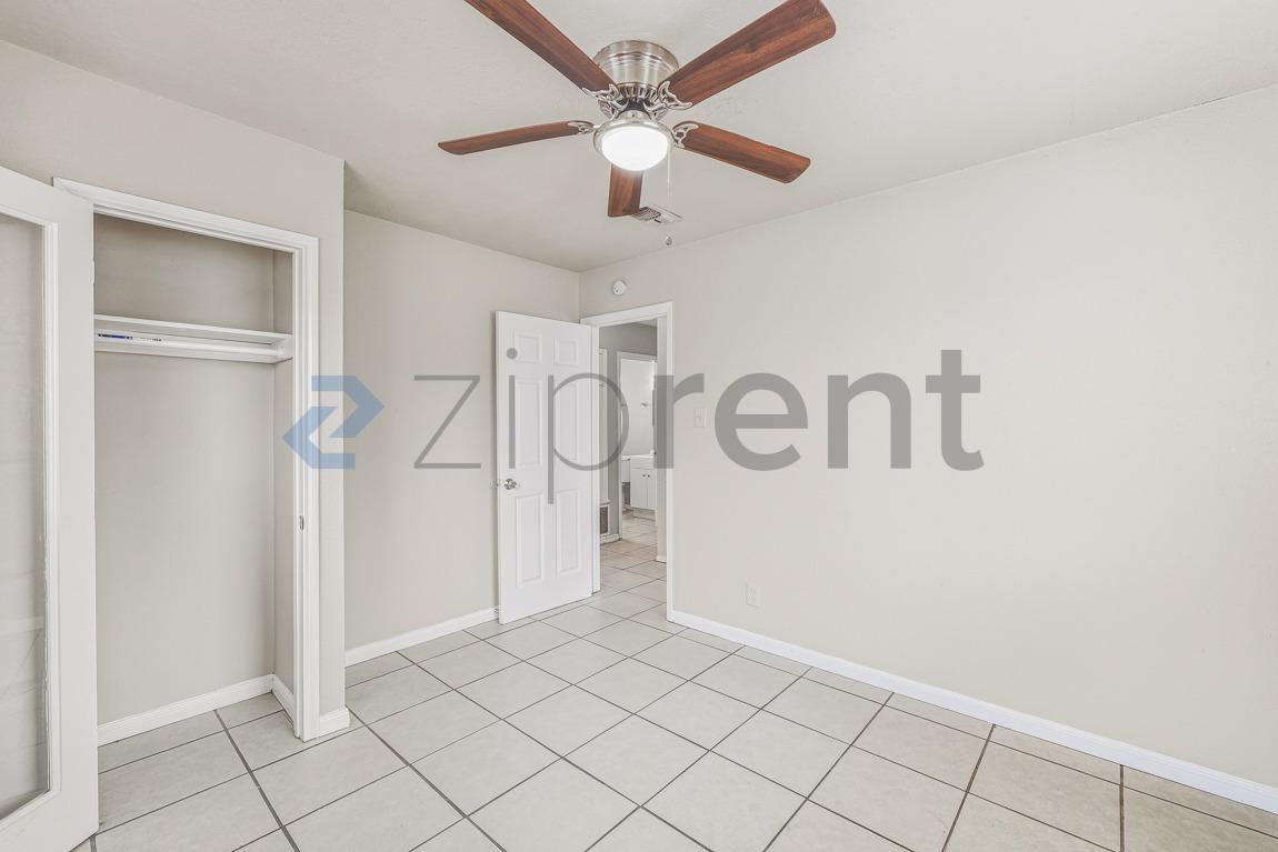 Building Photo - 6916 Shady Grove Dr