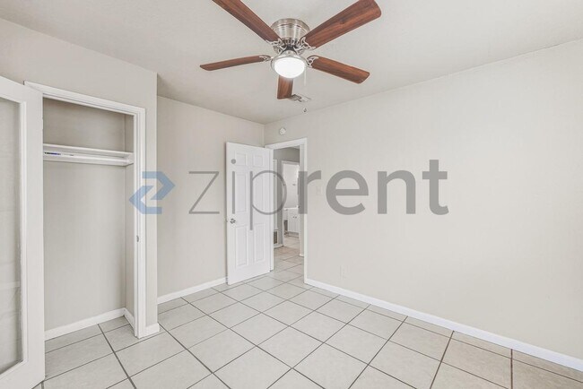 Building Photo - 6916 Shady Grove Dr