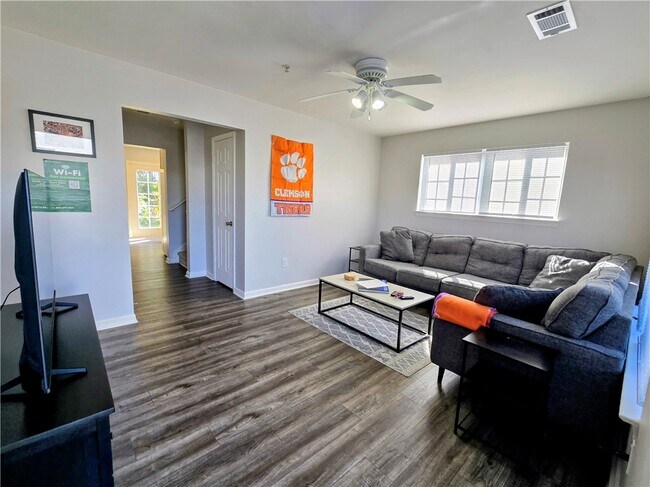 Building Photo - 220 Campus Dr