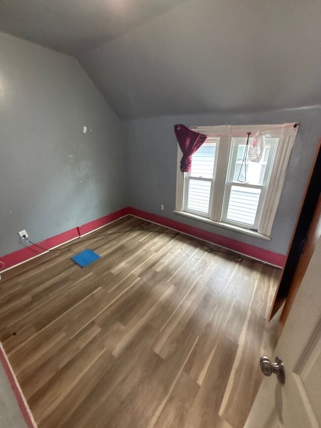 Building Photo - Beautiful 3 bedrrom 1 bathroom House in Mi...