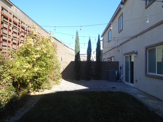 Building Photo - Spacious 4-Bedroom Home in Gated North Las...