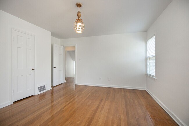 Building Photo - Charming 3 bedroom house Shaker Heights!!
