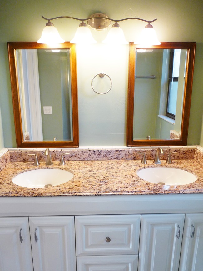 Master Bath Double Sink En Suite - 1510 Oriole St