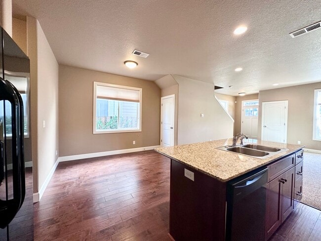 Building Photo - Modern 3 Bed/2.5 Bath with Double Car Garage Townhome in Sandy, OR!