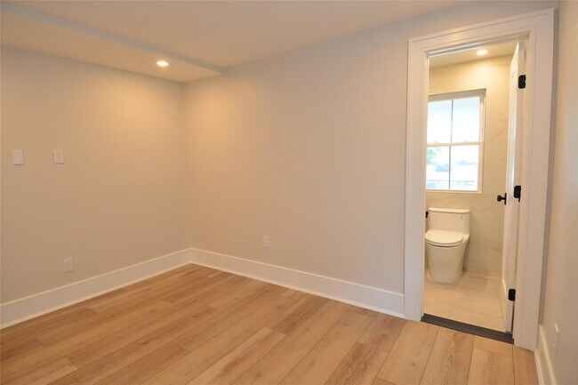Building Photo - 137 Hillside Pl