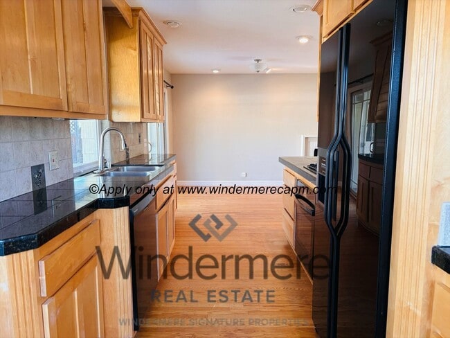 Building Photo - Charming 2 bedroom with HUGE yard in beaut...