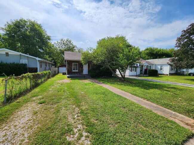 Building Photo - Spacious 2-Bedroom, 1-Bathroom Home AVAILABLE NOW!!