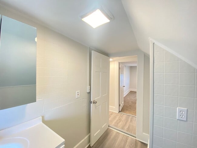 Building Photo - 8 Parkinson Ct