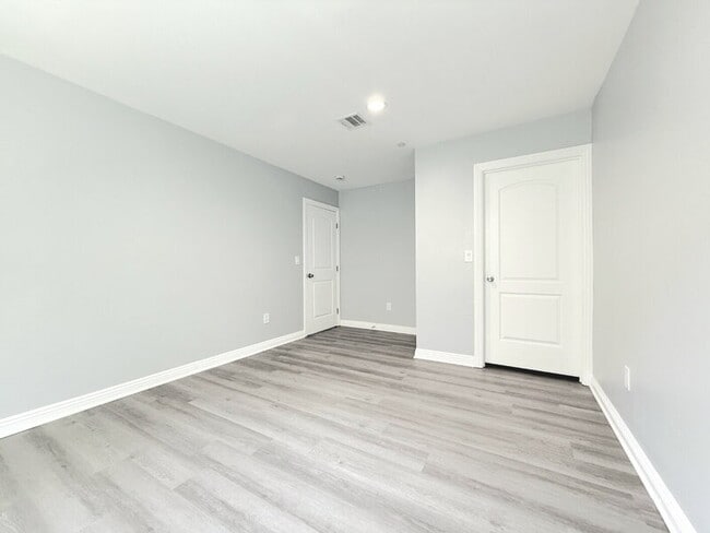 Building Photo - 320 E 55th St