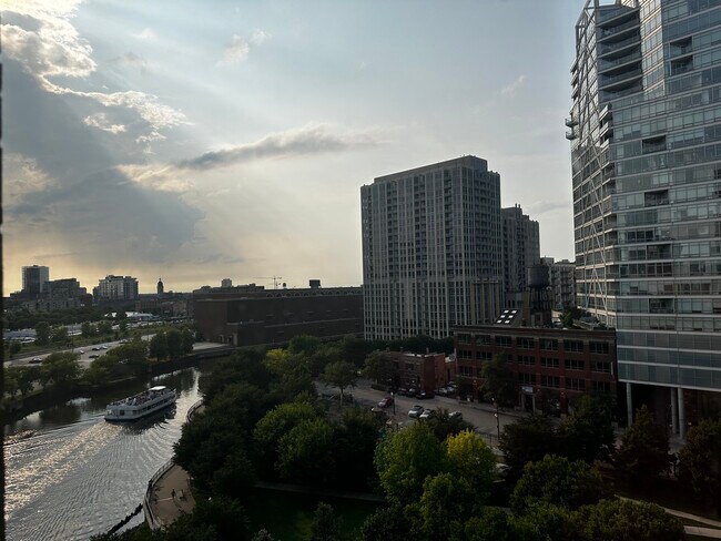 Sunset Views - 600 N Kingsbury St