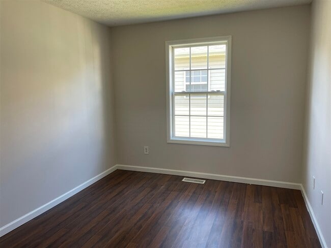 Building Photo - 3261 Cave Springs Ave