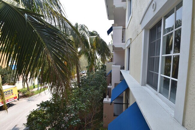 Building Photo - 250 NE 3rd Ave