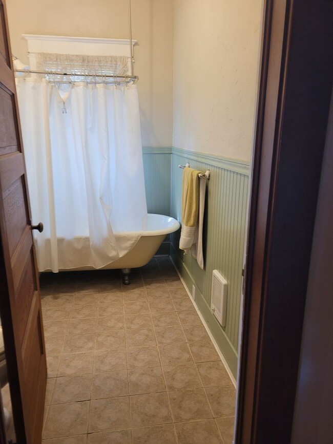 Building Photo - 3 bedroom 2 bath