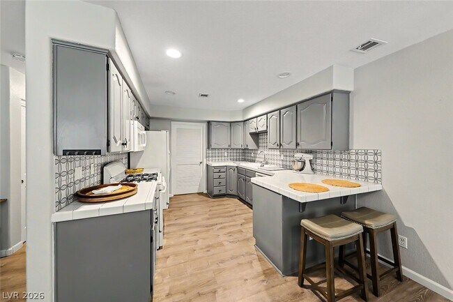 Building Photo - 700 Capri Dr