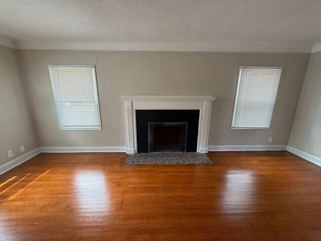 Building Photo - Renovated 2-Bedroom Home – We Welcome Sect...