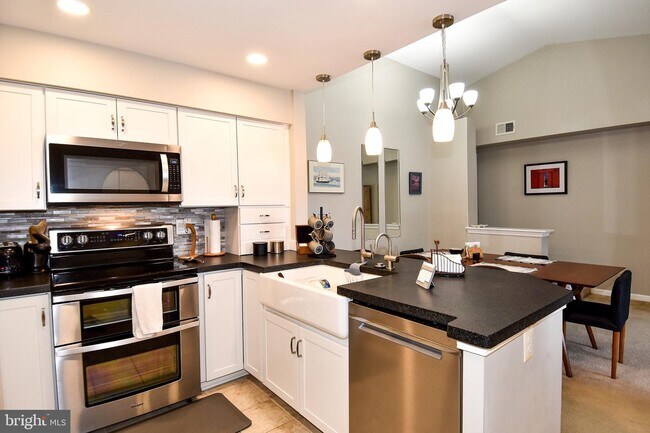 Building Photo - 6905 Victoria Dr