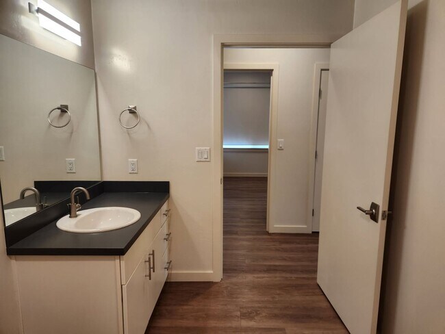 Building Photo - Ground Floor, Corner Unit 2 Bed/2 Bath Flat - This is a specially designed ADA Unit