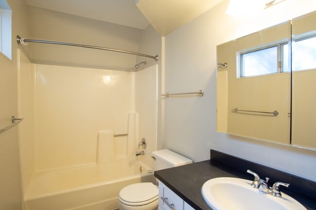 Building Photo - Fantastic Lake Oswego 2Bdr w/Fireplace, Dishwasher & W/D + Balcony