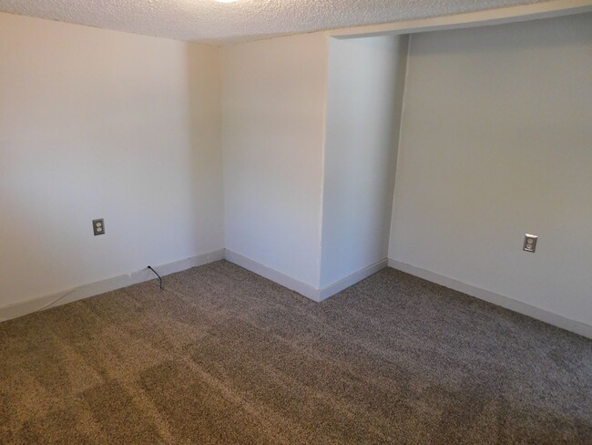 Building Photo - Quaint 3 bedroom/1 bath House in Augusta, KS!