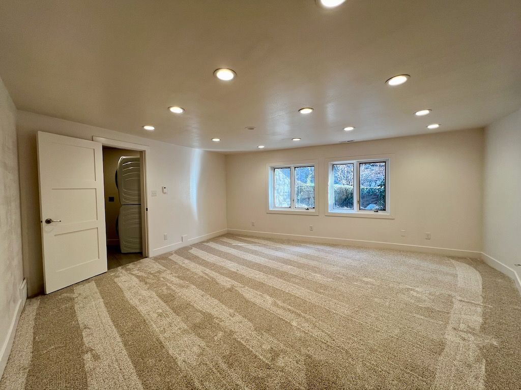Building Photo - 425 Lakeview Way