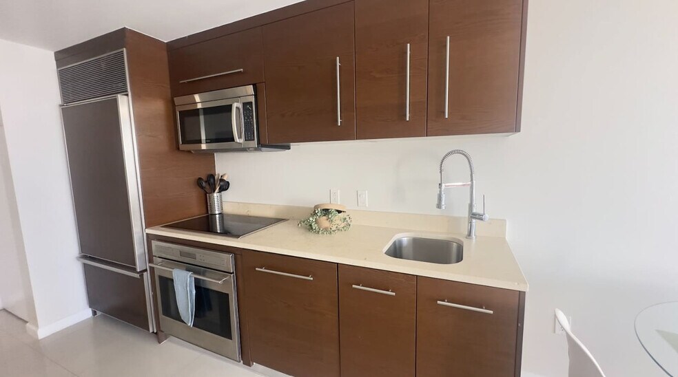 Building Photo - 485 Brickell Ave