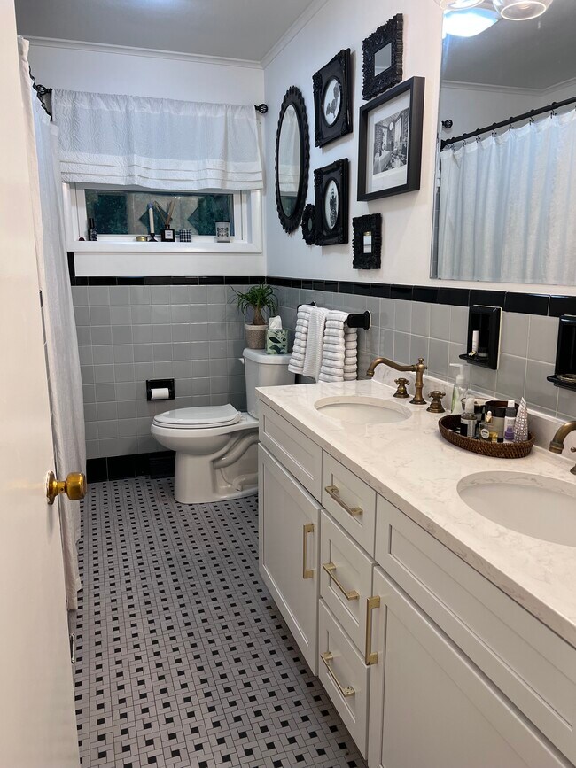 Main bathroom tub and shower - 18 Tennyson Rd