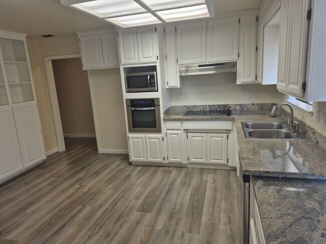 Building Photo - Remodeled 3 Bedroom 2 Bathroom Carmichael ...