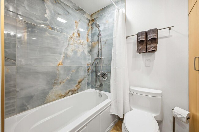 Building Photo - 6333 La Jolla Blvd