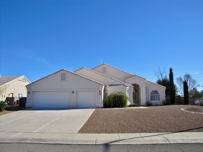 Building Photo - 3BR/2BA, 3-car garage, 1854 sq.ft. home in Remington Park, Sierra Vista, AZ