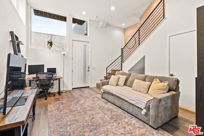 Building Photo - 3034 1/4 N Coolidge Ave