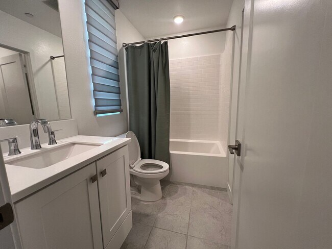 Building Photo - Beautiful furnished 4 bedroom Townhouse!